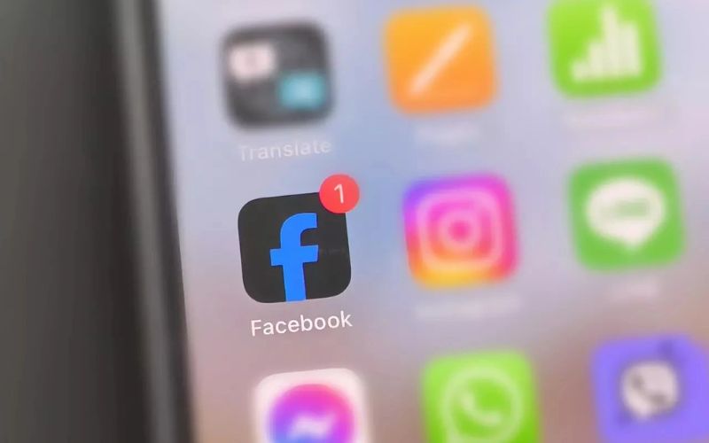 Facebook bỗng dưng thay đổi logo đen, đua tạo nét như Duolingo: chiêu marketing hay lỗi kỹ thuật?